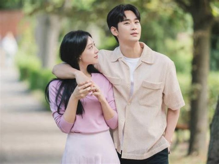 Exploring The Heartthrobs: Who Are Kim Ji-won's K-Drama Couples?