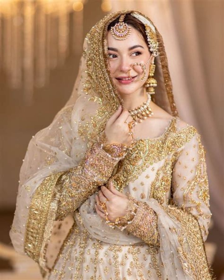 Hania Amir's Stature: Height And Weight Revealed